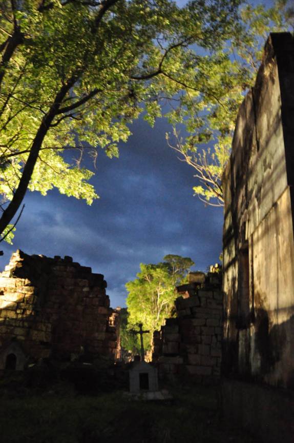 O assustador cemitério da Missão de Santa Ana, próximo à San Ignacio Mini, na Argentina